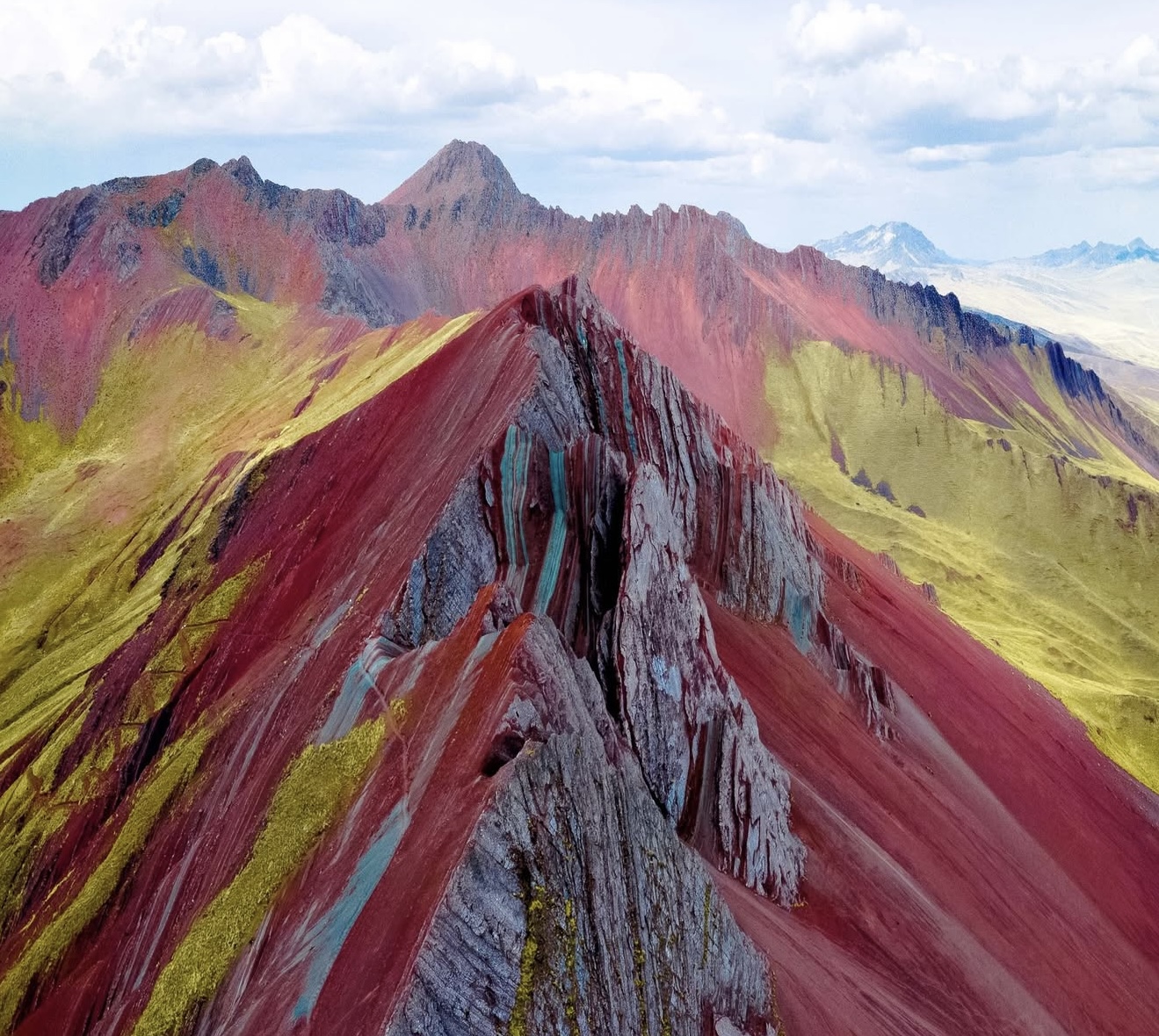 PALLAY PUNCHO – LA MONTAÑA ARCO IRIS FILUDA
